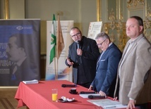 Mirosław Kowali, dyrektor Teatru Zdrojowego, Marek Fedoruk, burmistrz miasta, oraz Maciej Kieres, dyrektor artystyczny festiwalu podczas prezentacji programu wydarzenia.