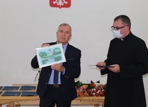 Władze Głowna doceniły ofiarną pracę kapelana i wikariusza parafii św. Barbary. 