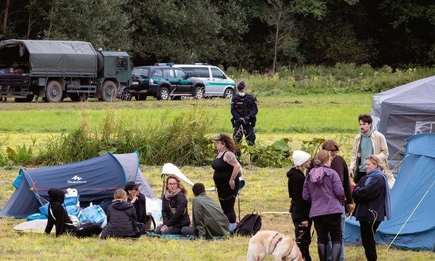 Pracownicy Fundacji Ocalenie i wolontariusze przez cały czas czuwają po drugiej stronie pola.