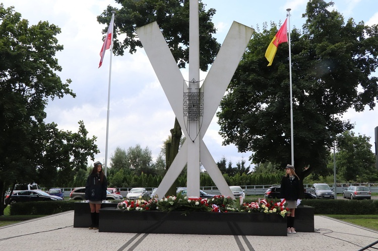Kulminacyjnym punktem uroczystości było składanie wieńców pod Pomnikiem Bojowników w latach 1939-1945 i pod głazem pamiątkowym poświęconym obrońcom ojczyzny w 100. rocznicę zwycięstwa nad bolszewikami w Bitwie Warszawskiej 1920. 