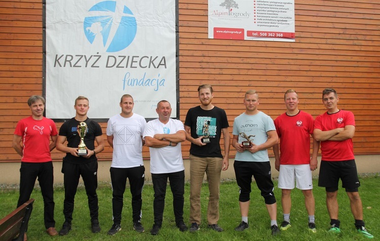 Zwycięska drużyna TKKF Żywioł Wilamowice z Grzegrzem Cieślakiem (czwarty z lewej) z Fundacji Krzyż Dziecka.