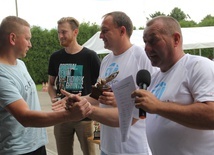 Grzegorz Cieślak i Maciej Derbin (z prawej) wręczają nagrody Bartłomiejowi Pachule i Łukaszowi Piadkowi.
