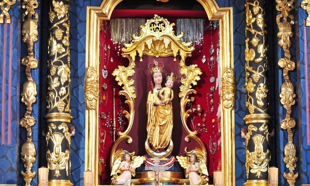 Cudowna figura Matki Bożej.