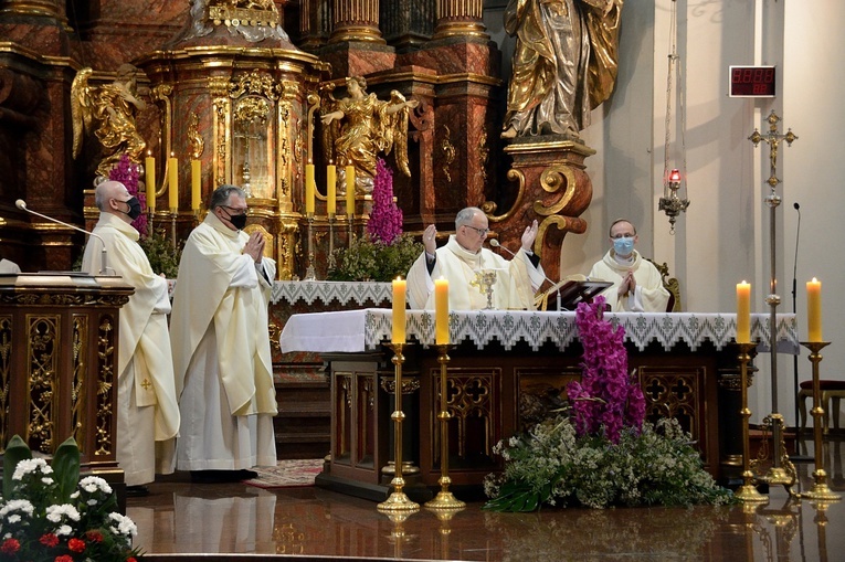 Rozpoczęcie całodziennej adoracji w katedrze opolskiej