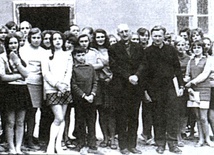 Ks. Franciszek Blachnicki (w środku) odwiedził ośrodek w Smardzewicach w 1972 roku. Z lewej ks. Wiesław Wilk.