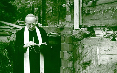 Prymas Tysiąclecia podczas poświecenia kamienia węgielnego domku kurpiowskiego - kaplicy Instytutu Prymasowskiego w Choszczówce