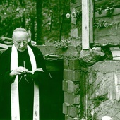 Prymas Tysiąclecia podczas poświecenia kamienia węgielnego domku kurpiowskiego - kaplicy Instytutu Prymasowskiego w Choszczówce
