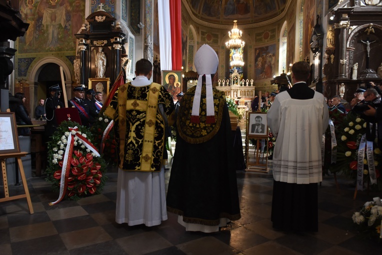 Płock. Pogrzeb Mariusza Bieńka - starosty płockiego. Cz. 2