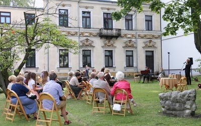 Narodowe Czytanie, podobnie jak w ubiegłym roku, odbędzie się w ogrodach biblioteki.