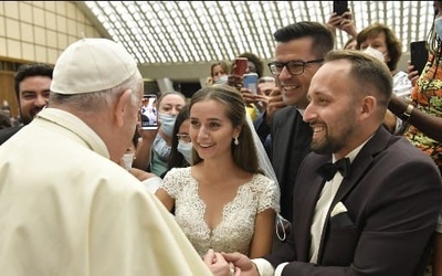 Spotkanie nowożeńców z papieżem Franciszkiem.