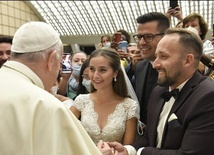 Spotkanie nowożeńców z papieżem Franciszkiem.