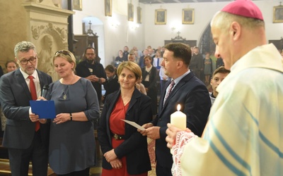 Wymiana par. Z lewej ustępująca para diecezjalna DK Anna i Jerzy Talarowie, z prawej nowa para - Halina i Krzysztof Olchawowie.