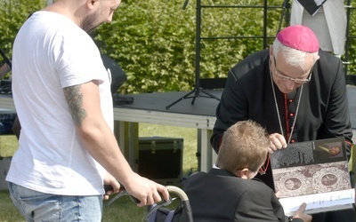Biskup wręczył nagrody wyróżnionym w konkursie na logo duszpasterstwa osób niepełnosprawnych.