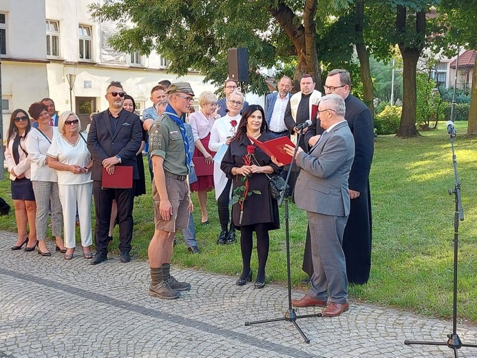 Odsłonięcie pomnika i wręczenie tytułu "Młody Aktywny Strzegomianin"