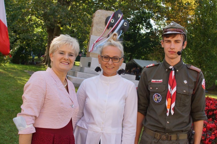 Odsłonięcie pomnika i wręczenie tytułu "Młody Aktywny Strzegomianin"