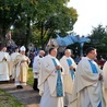 Wieczornej Mszy św. przewodniczył bp Adam Bab wraz duszpasterzami młodych i opiekunami grup pielgrzymkowych.