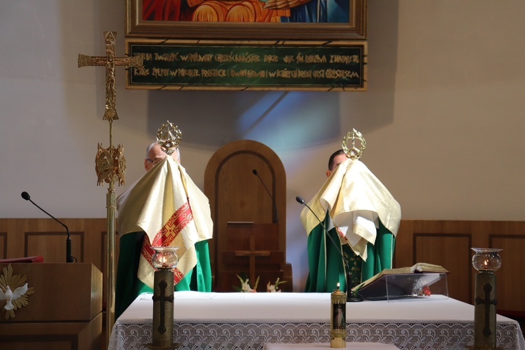 Jaktorów. Wprowadzenie relikwii św. Jana Pawła II i św. s. Faustyny.