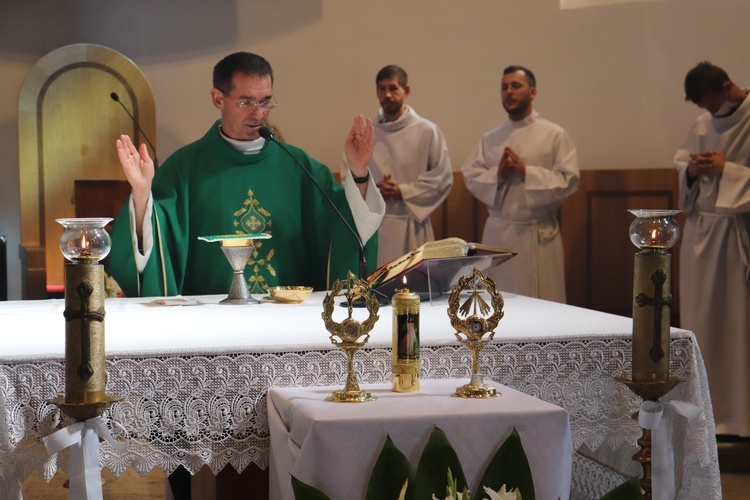 Jaktorów. Wprowadzenie relikwii św. Jana Pawła II i św. s. Faustyny.