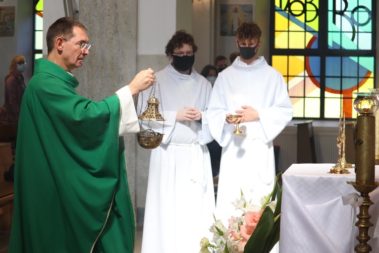 Jaktorów. Wprowadzenie relikwii św. Jana Pawła II i św. s. Faustyny.