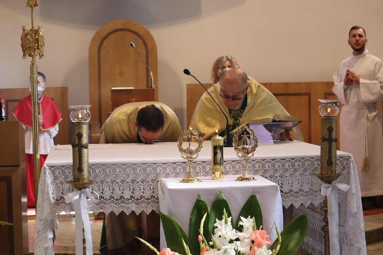 Jaktorów. Wprowadzenie relikwii św. Jana Pawła II i św. s. Faustyny.