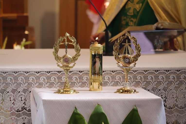 Jaktorów. Wprowadzenie relikwii św. Jana Pawła II i św. s. Faustyny.