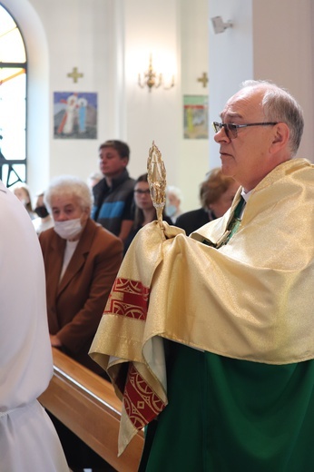 Jaktorów. Wprowadzenie relikwii św. Jana Pawła II i św. s. Faustyny.