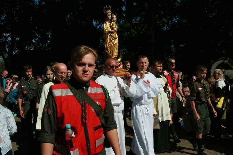 Procesja z cudowną figurą Matki Bożej.