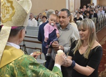 Prowadzące kręgi pary odebrały świece symbolizujące obecność Chrystusa na spotkaniu.