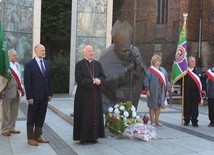 Modlitwa zakończyła się złożeniem kwiatów pod pomnikiem św. Jana Pawła II.