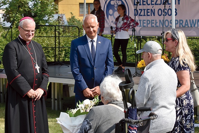 Przedstawiciele podziękowali biskupowi i burmistrzowi  za wsparcie w organizacji ich święta.