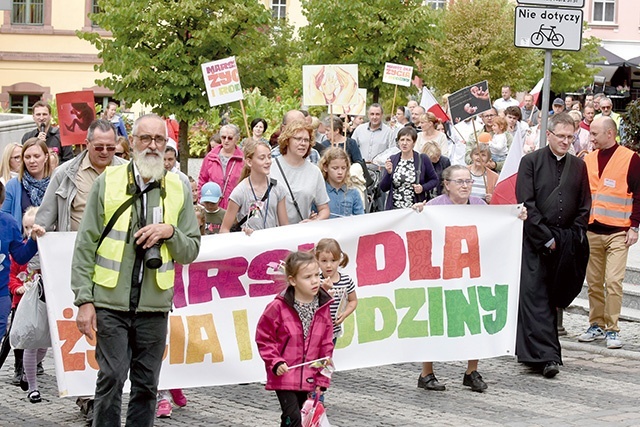 Orszak przeszedł z deptaku przy ul. Teatralnej do kościoła pw. Bożego Ciała.