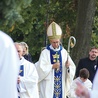 	Biskup pomocniczy ełcki w procesji na sierpeckim wzgórzu Loret.
