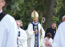 	Biskup pomocniczy ełcki w procesji na sierpeckim wzgórzu Loret.