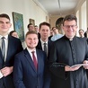 	Od lewej: Jakub Ciesielski z Przasnysza, Adrian Przybyszewski z Ciechanowa i Szymon Kuczyński ze Słupi k. Płocka z wychowawcą ks. Radosławem Zawadzkim.