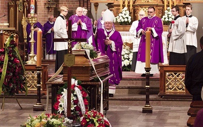 	Uroczystościom pogrzebowym przewodniczył abp Józef Górzyński.