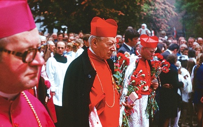 	W drodze do katedry w Płocku z kard. Karolem Wojtyłą i bp. Bogdanem Sikorskim na uroczystości 900-lecia diecezji w 1975 roku.