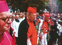 	W drodze do katedry w Płocku z kard. Karolem Wojtyłą i bp. Bogdanem Sikorskim na uroczystości 900-lecia diecezji w 1975 roku.