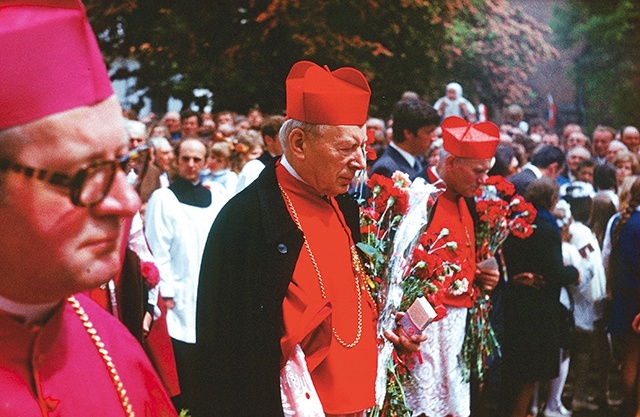 	W drodze do katedry w Płocku z kard. Karolem Wojtyłą i bp. Bogdanem Sikorskim na uroczystości 900-lecia diecezji w 1975 roku.