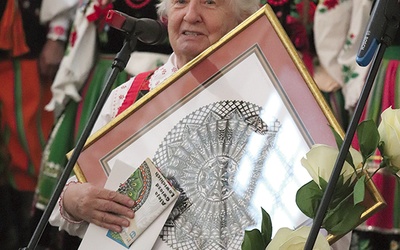Czesława Marchewka jest mistrzynią z Kurpi, jedno ze swoich dzieł wręczyła burmistrzowi Łowicza.