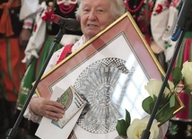 Czesława Marchewka jest mistrzynią z Kurpi, jedno ze swoich dzieł wręczyła burmistrzowi Łowicza.