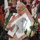 Czesława Marchewka jest mistrzynią z Kurpi, jedno ze swoich dzieł wręczyła burmistrzowi Łowicza.