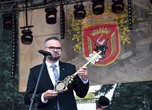 Burmistrz otrzymał symboliczny klucz, wkopano także kapsułę czasu i odsłonięto pomnik.