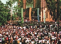 Tłumy wiernych podczas nawiedzenia w Radomiu.