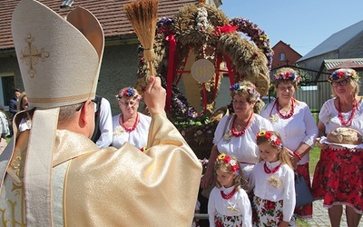 – Dziękujemy wszystkim, którzy podejmują jakikolwiek wysiłek, by nie zabrakło nam pożywienia – fizycznego i duchowego – dodał biskup.