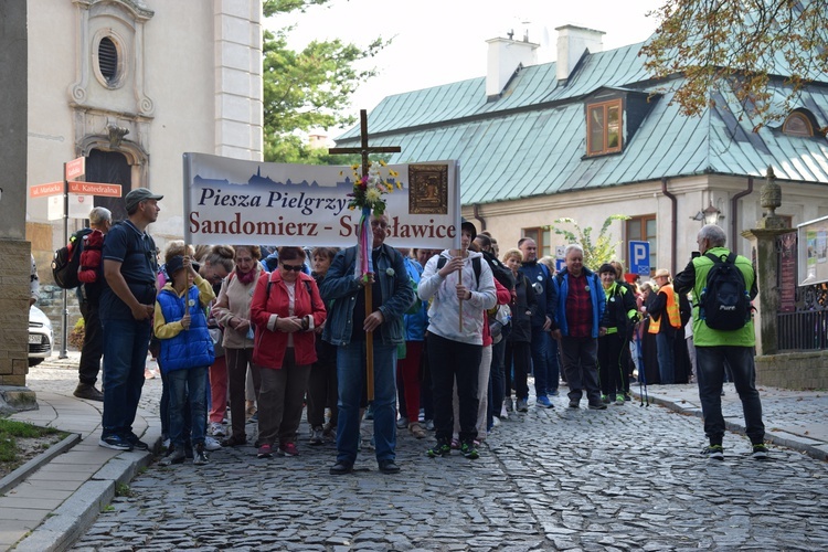 Pątnicy w drodze do Sulisławic