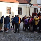 Pątnicy w drodze do Sulisławic