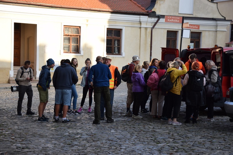 Pątnicy w drodze do Sulisławic