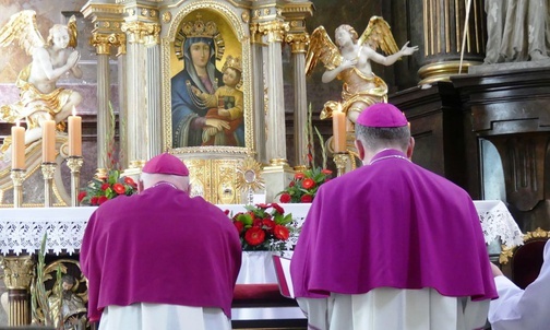 Biskupi Roman Pindel i Piotr Greger w czasie modlitwy przed relikwiami św. Melchiora Grodzieckiego.