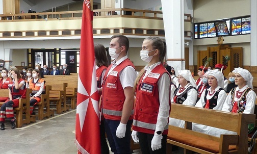 Msza św. w kościele św. Stanisława w Andrychowie z udziałem maltańczyków, gospodyń i gospodarzy dziękujących za plony.