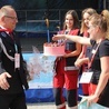 Wolontariusze maltańscy z filii w Andrychowie dziękują swojemu komendantowi Piotrowi Moskwikowi.